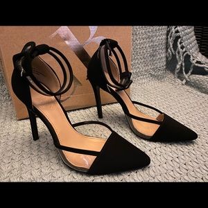 Black Pumps w/ Window